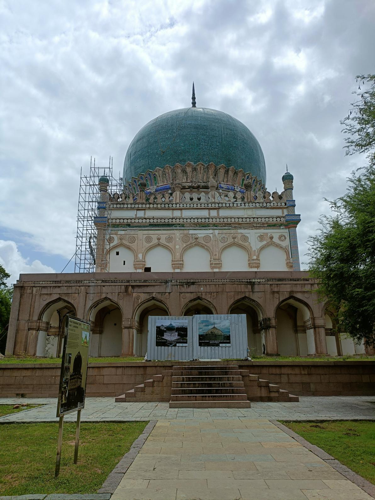 Mausoleum of Hayat Bakshi Begumat - Qutb Shahi Tombs
